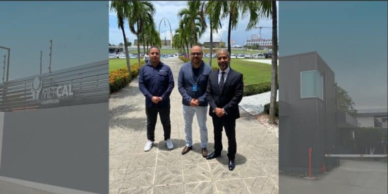 Tres representantes de Metcal posando en exterior con palmeras, con fachadas de Metcal Calibración y Metcal Solar Center en los laterales