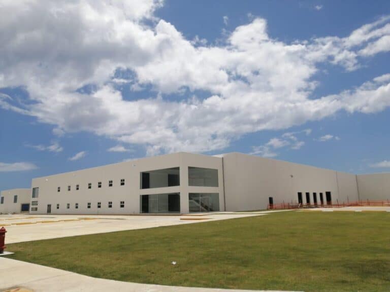 Instalación industrial moderna con patio verde y cielo despejado