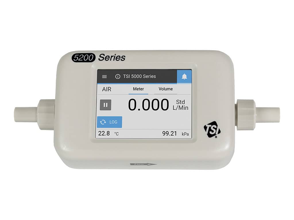 Medidor de flujo de aire digital TSI 5200 Series con pantalla táctil, conexiones laterales y lectura de caudal, temperatura y presión