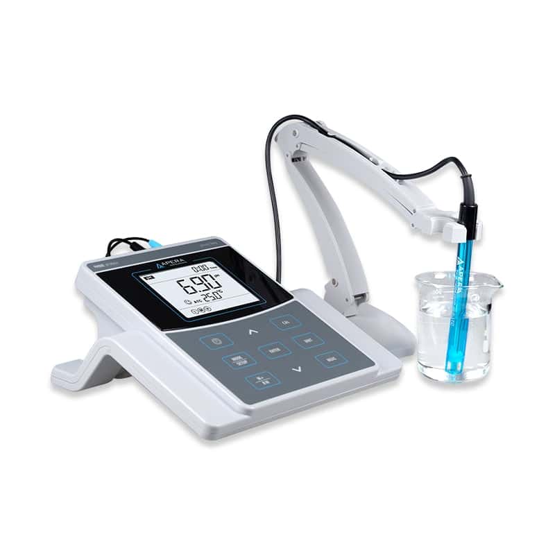 Medidor de pH y conductividad Apera PC800 de sobremesa en un entorno de laboratorio.