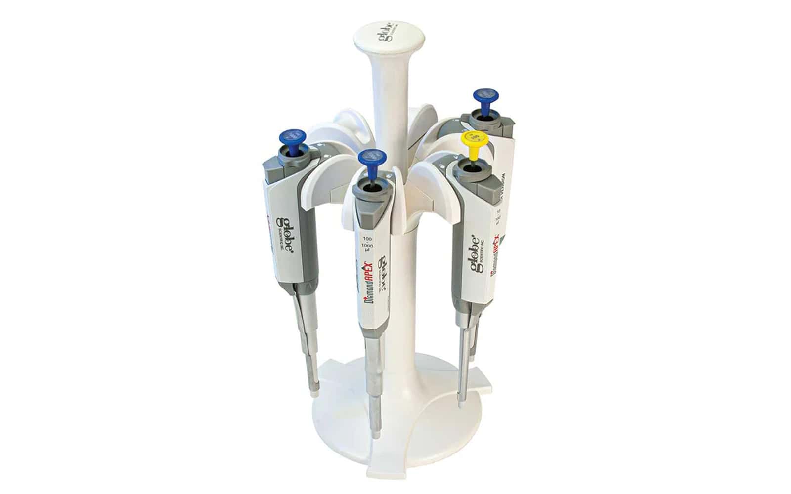 Pipetas automáticas Globe Scientific montadas en soporte de laboratorio, diseñadas para la dosificación precisa y repetible de líquidos en aplicaciones científicas y de control de calidad, sobre fondo gris claro.