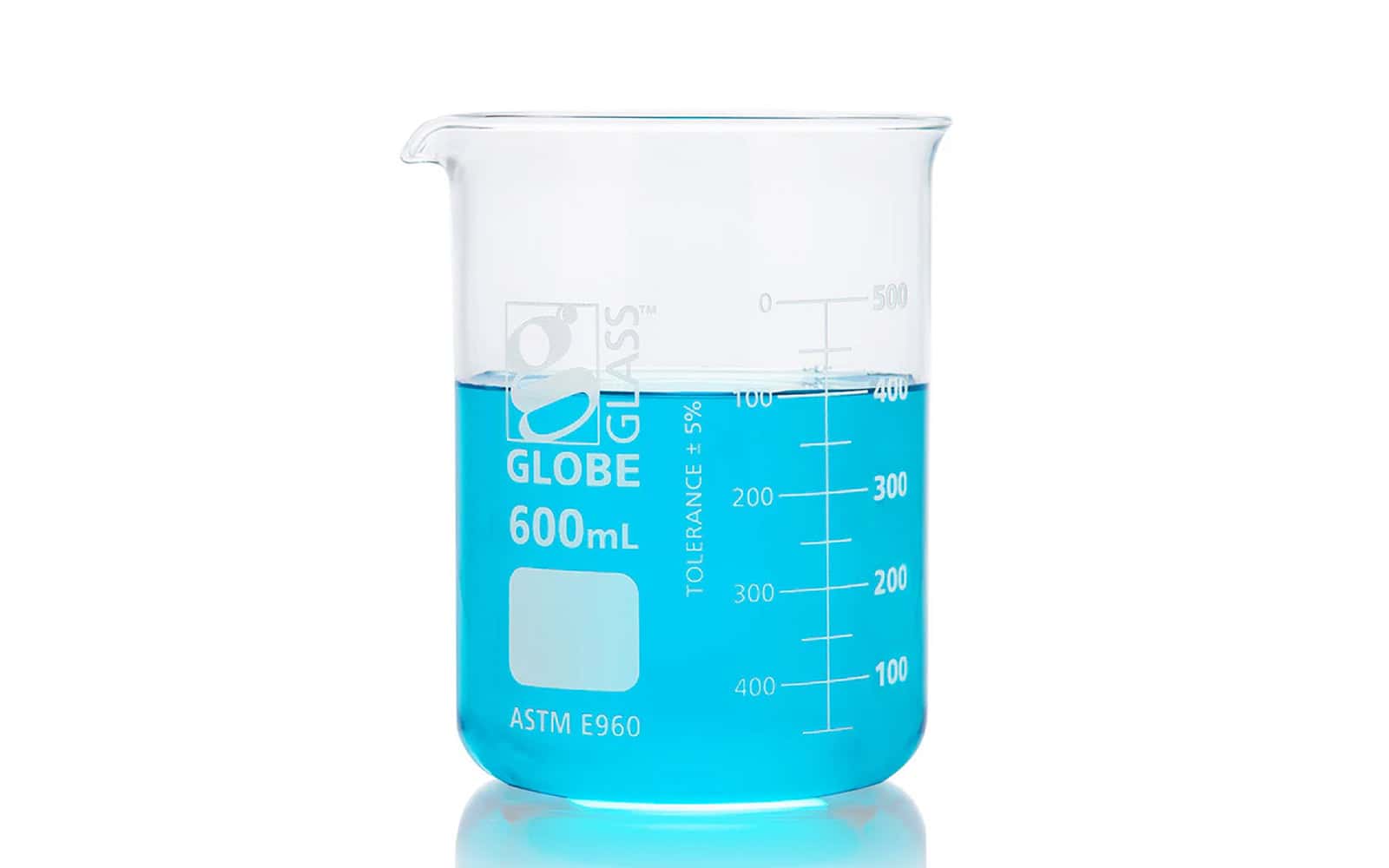 Vaso de precipitados de vidrio borosilicato Globe Glass de 600 mL con líquido azul, escala graduada y certificación ASTM E960