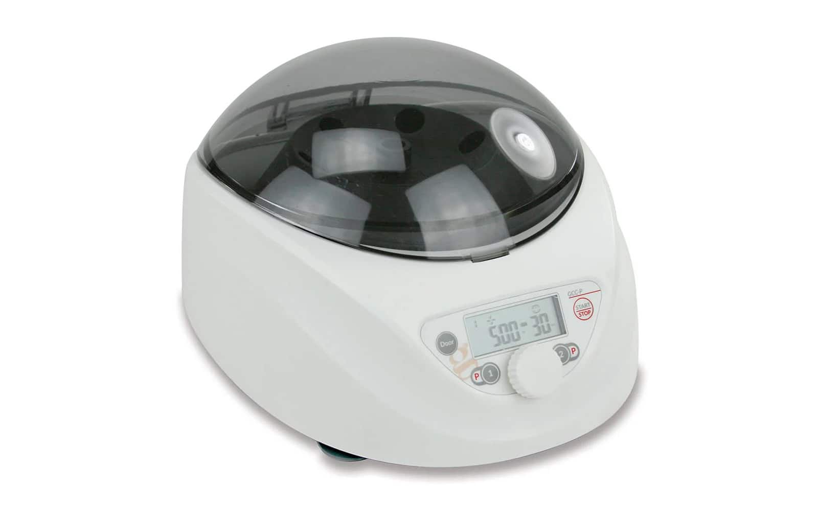 Centrífuga de laboratorio Globe Scientific de sobremesa con tapa protectora transparente y panel de control digital, diseñada para la separación eficiente de muestras, sobre fondo gris claro.