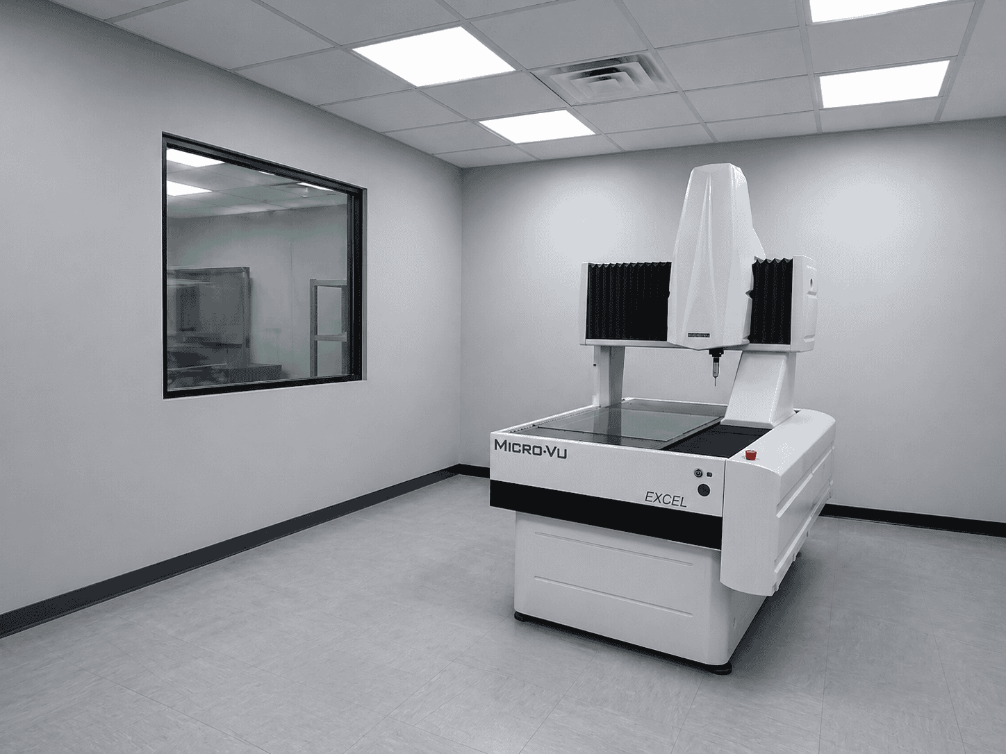 Sistema de medición dimensional Micro-Vu Excel instalado en laboratorio de metrología para control de calidad industrial