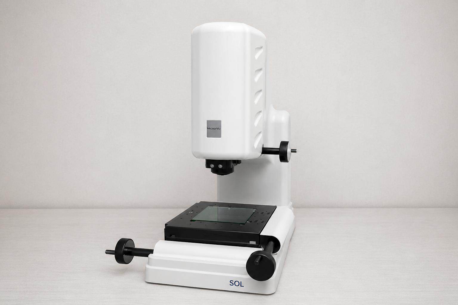 Sistema de medición óptica Micro-Vu SOL sobre mesa de laboratorio para inspección dimensional de precisión