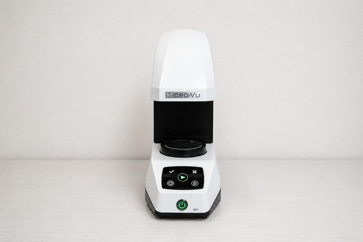 Sistema de medición por campo de visión Micro-Vu VF1 sobre mesa de laboratorio para inspección dimensional de precisión