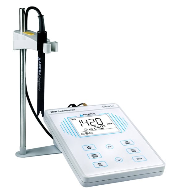 Medidor de conductividad de banco Apera EC700 con pantalla digital, sonda de conductividad y soporte ajustable