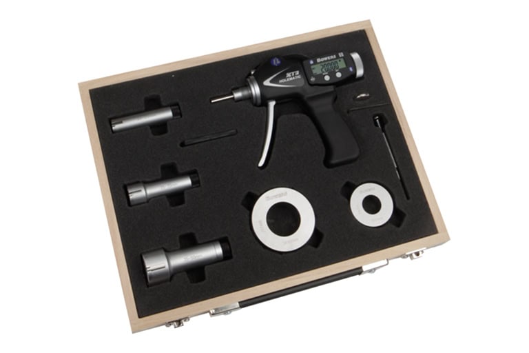 Bowers XT3 Digital Pistol Grip Bore Gauge Set con accesorios de medición y anillos patrón en estuche de madera para control dimensional de interiores industriales.