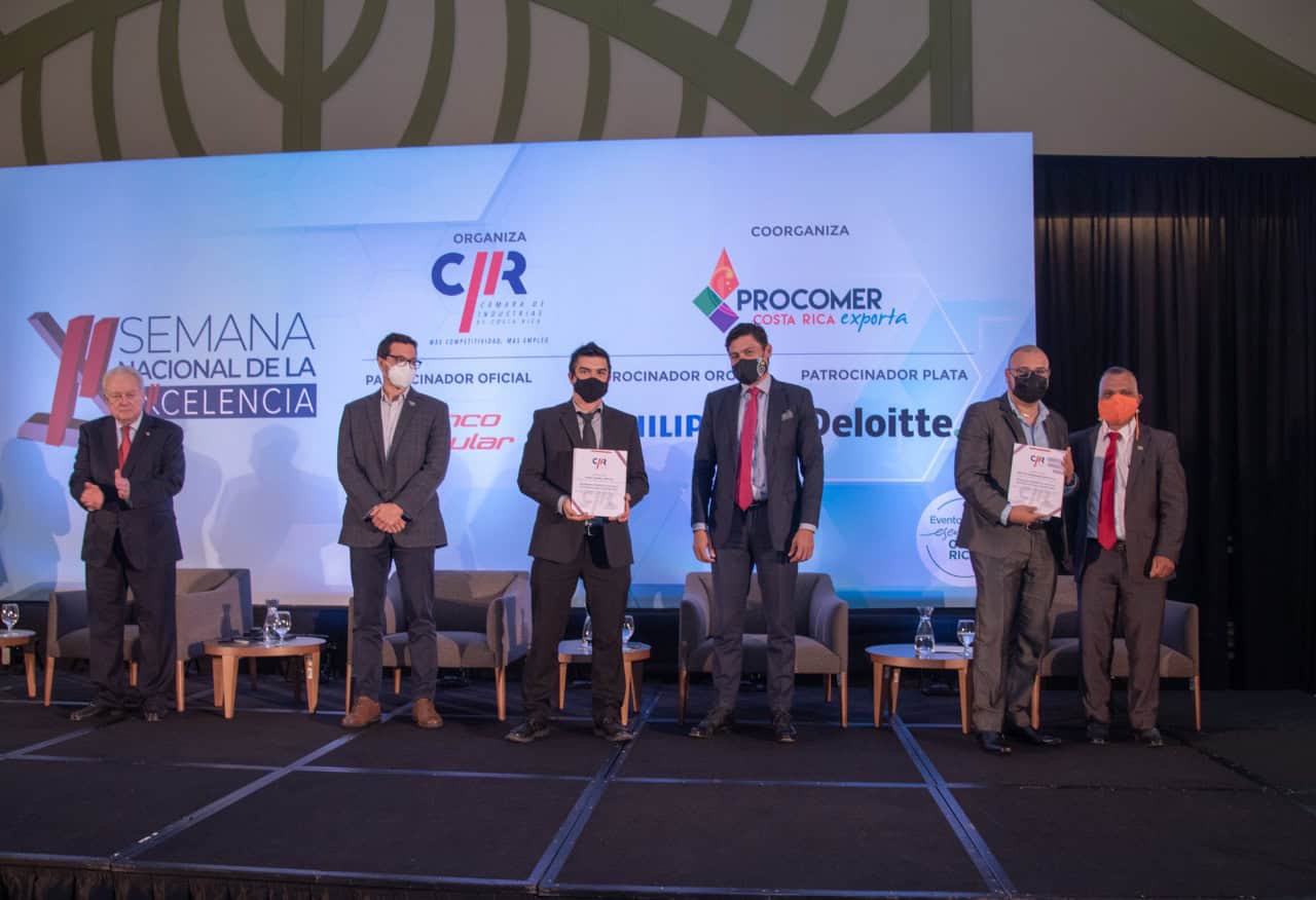 Representantes de Metcal recibiendo reconocimiento durante la Semana Nacional de la Excelencia organizada por la Cámara de Industrias de Costa Rica.